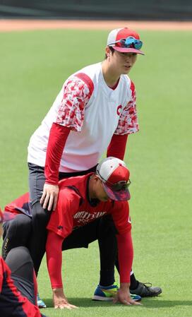 　練習前、森にまたがる森下（撮影・市尻達拡）