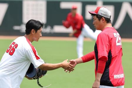 　１軍に合流し、新井監督と握手をする久保（撮影・市尻達拡）