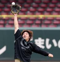 　キャッチボールで、ジャンプする床田（撮影・市尻達拡）