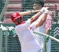 　打撃練習をする久保（撮影・市尻達拡）