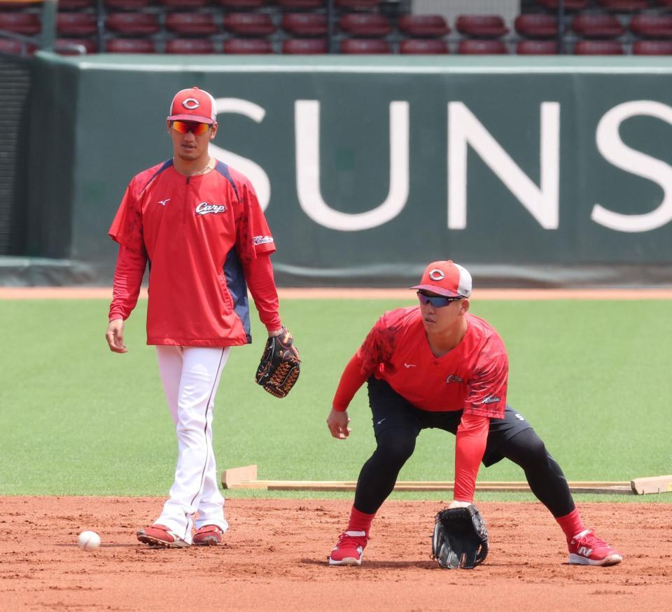 　ショートで、小園と一緒にノックを受ける矢野（撮影・市尻達拡）