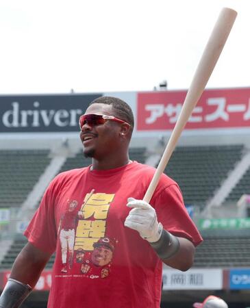 　打撃練習で、笑顔を見せるモンテロ（撮影・市尻達拡）
