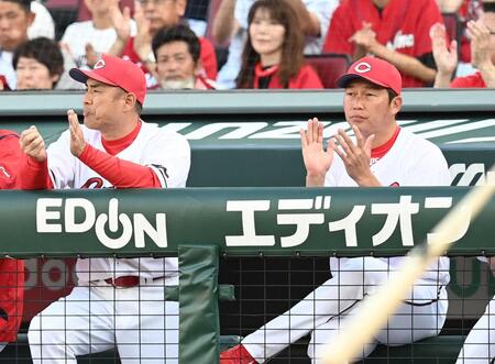 広島・新井貴浩監督とＫ地原毅投手コーチ＝2023年