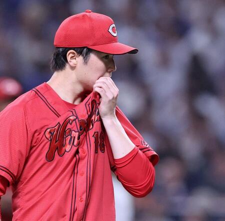 　３回、２失点し、汗をぬぐいながらベンチに戻る森下（撮影・市尻達拡）