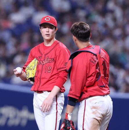 　３回、ピンチを招き、坂倉と話をする森下（撮影・市尻達拡）