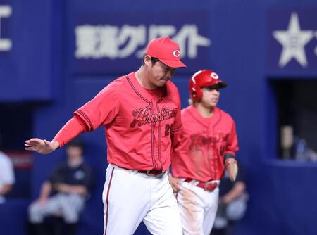 　７回、羽月の一塁けん制タッチアウトのリクエスト後、審判団に確認をしてベンチに戻る新井監督（撮影・市尻達拡）