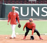 　ショートで、小園（右）と一緒にノックを受ける（撮影・市尻達拡）