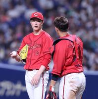 　３回、ピンチを招き、坂倉と話をする森下（撮影・市尻達拡）