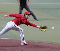 　１回、岡林の打球にグラブを出す森下（撮影・市尻達拡）