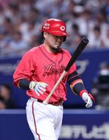 　８回、空振り三振に倒れ、ベンチに戻る末包（撮影・市尻達拡）