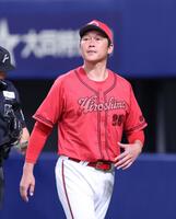 　６回の守備を前に、森下の交代を告げる新井監督（撮影・市尻達拡）