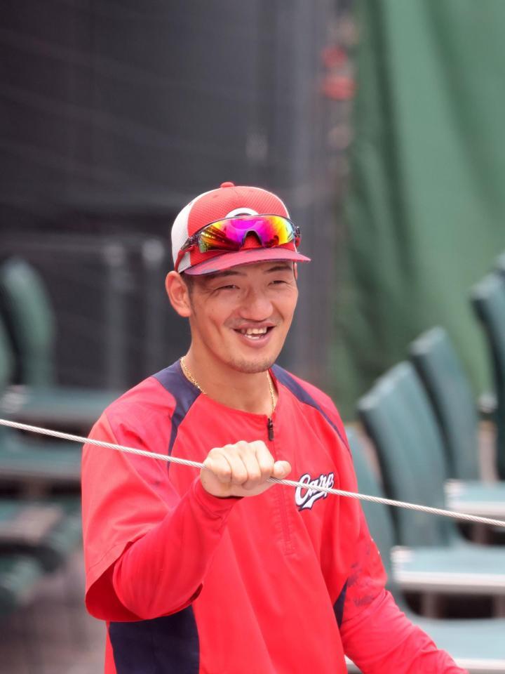 　練習を終え、笑顔を見せる矢野（撮影・市尻達拡）