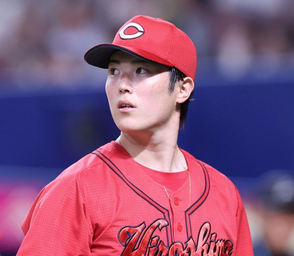 　５回を投げ終え、スコアボードを見ながらベンチに戻る（撮影・市尻達拡）