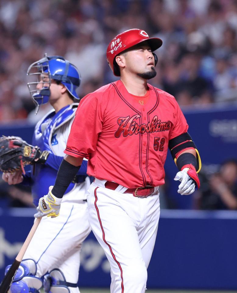 　８回、空振り三振に倒れ、顔をしかめる末包（撮影・市尻達拡）