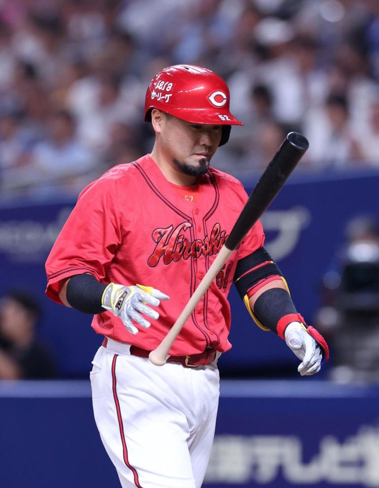 　８回、空振り三振に倒れ、ベンチに戻る末包（撮影・市尻達拡）