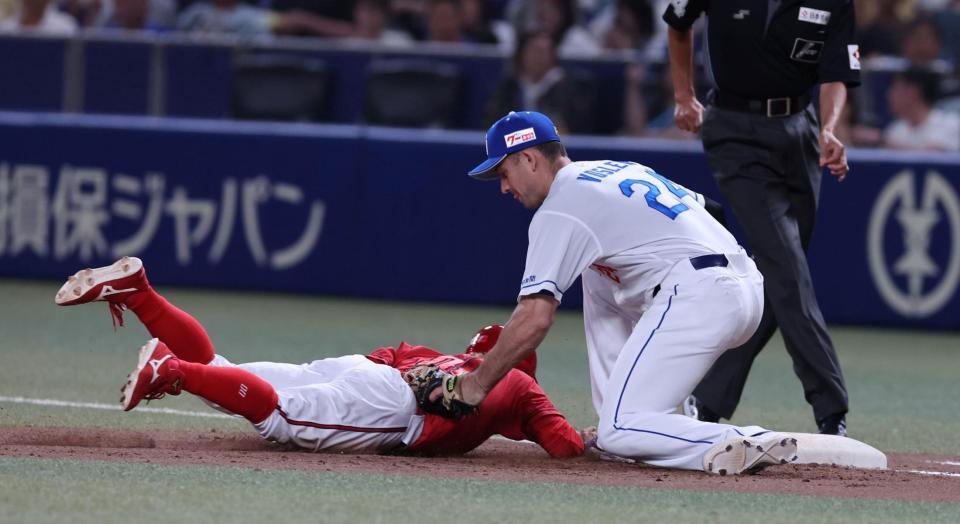 　７回、けん制タッチアウトになる羽月（撮影・市尻達拡）