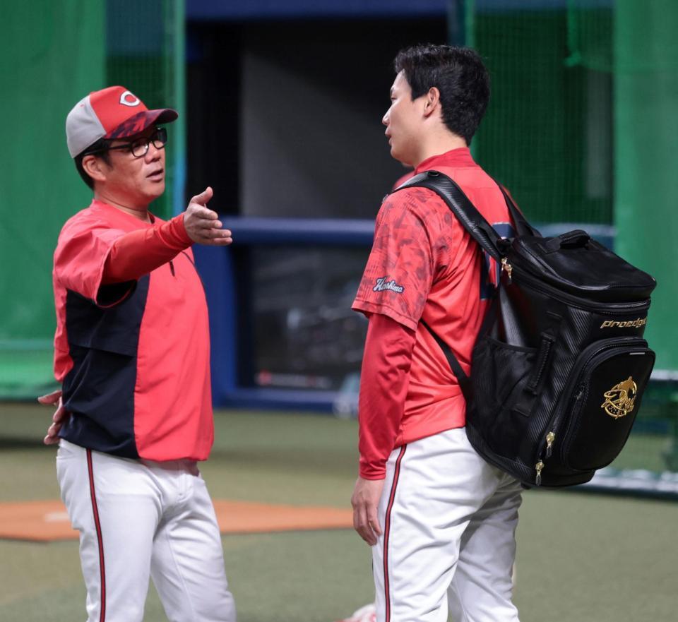 　練習を終え、藤井ヘッドコーチと話をする栗林（撮影・市尻達拡）