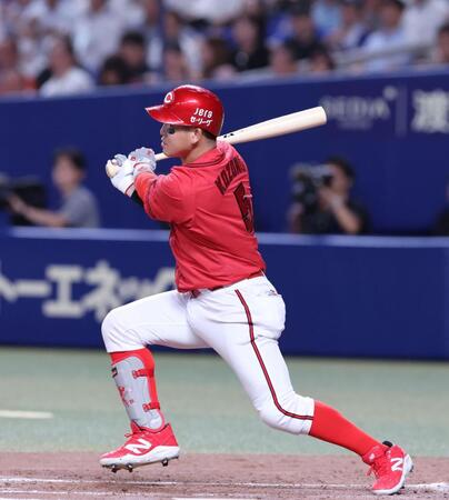 　５回、右前打を放つ小園（撮影・市尻達拡）