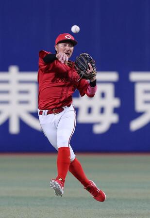 　３回、ボスラーの打球を二塁へ送球する菊池（撮影・市尻達拡）