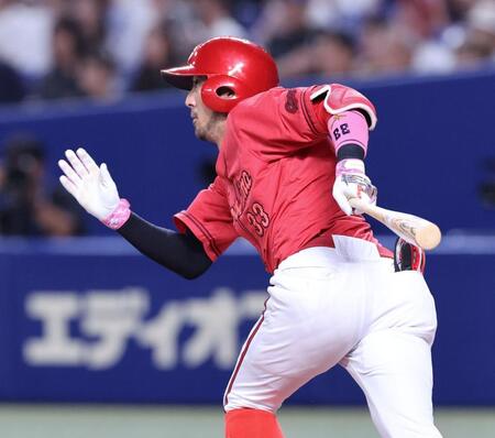 　２回、中前タイムリーを放つ菊池（撮影・市尻達拡）