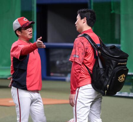 　練習を終え、藤井ヘッドコーチと話をする栗林（撮影・市尻達拡）