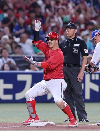 　６回、右中間への２点タイムリー三塁打を放ち、両手を合わせる小園（撮影・市尻達拡）