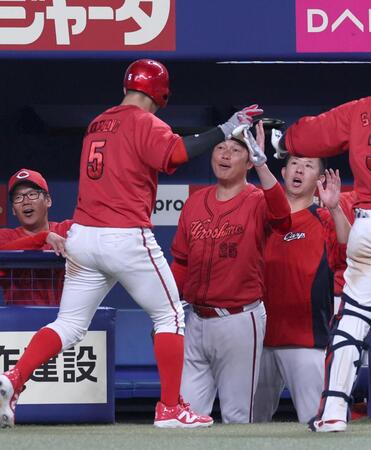 　６回、２点タイムリー三塁打を放った小園を出迎える新井監督（撮影・市尻達拡）