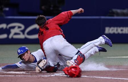 　３回、岡林の遊ゴロで本塁へ滑り込み、タッチアウトとなる上林（撮影・市尻達拡）