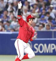 　５回、右前打を放ち、ポーズを決める小園（撮影・市尻達拡）