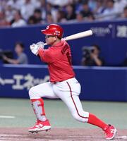 　５回、右前打を放つ小園（撮影・市尻達拡）