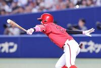 　２回、中前タイムリーを放つ菊池（撮影・市尻達拡）