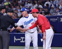　メンバー表を交換し、審判団と握手をする新井監督と井上監督（撮影・市尻達拡）