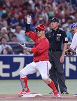 　６回、右中間への２点タイムリー三塁打を放ち、両手を合わせる小園（撮影・市尻達拡）