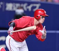 　８回、右前打を放つ小園（撮影・市尻達拡）