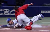 　３回、岡林の遊ゴロで本塁へ滑り込み、タッチアウトとなる上林（撮影・市尻達拡）