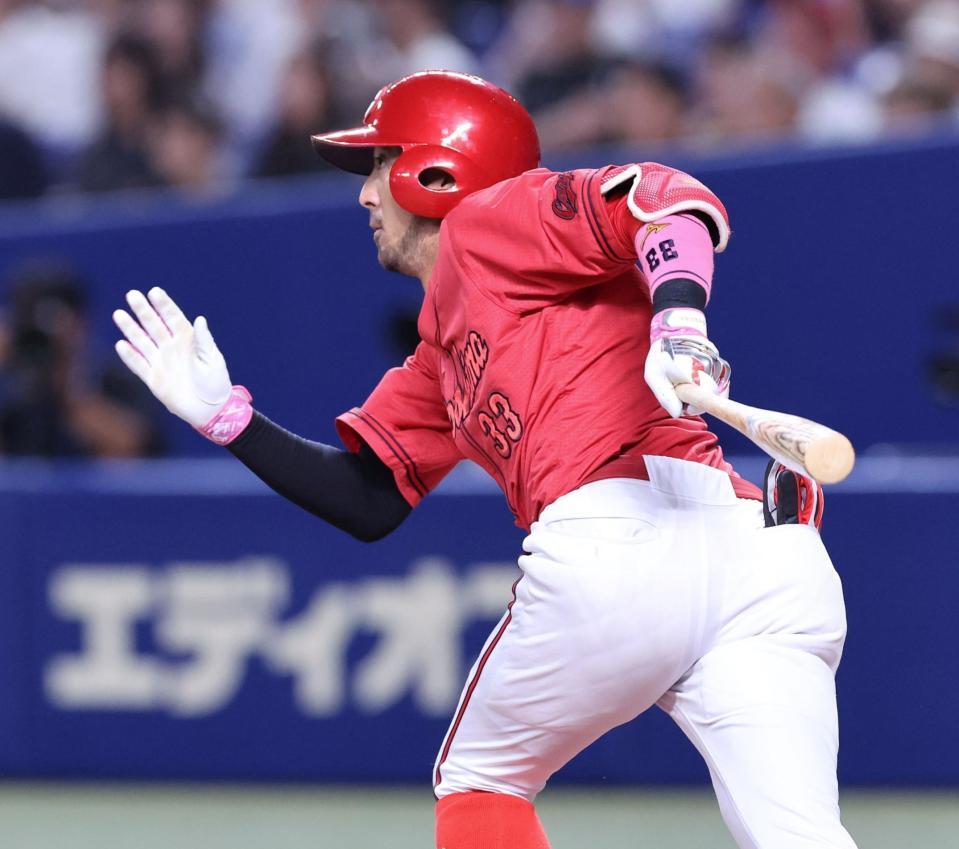 　２回、中前タイムリーを放つ菊池（撮影・市尻達拡）