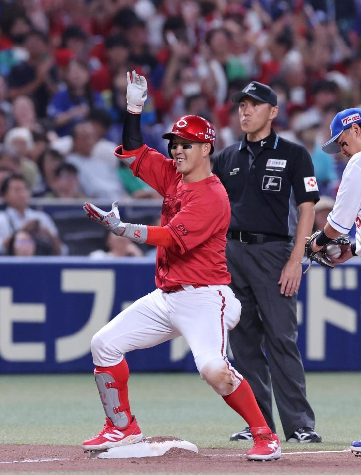 　６回、右中間への２点タイムリー三塁打を放ち、両手を合わせる小園（撮影・市尻達拡）