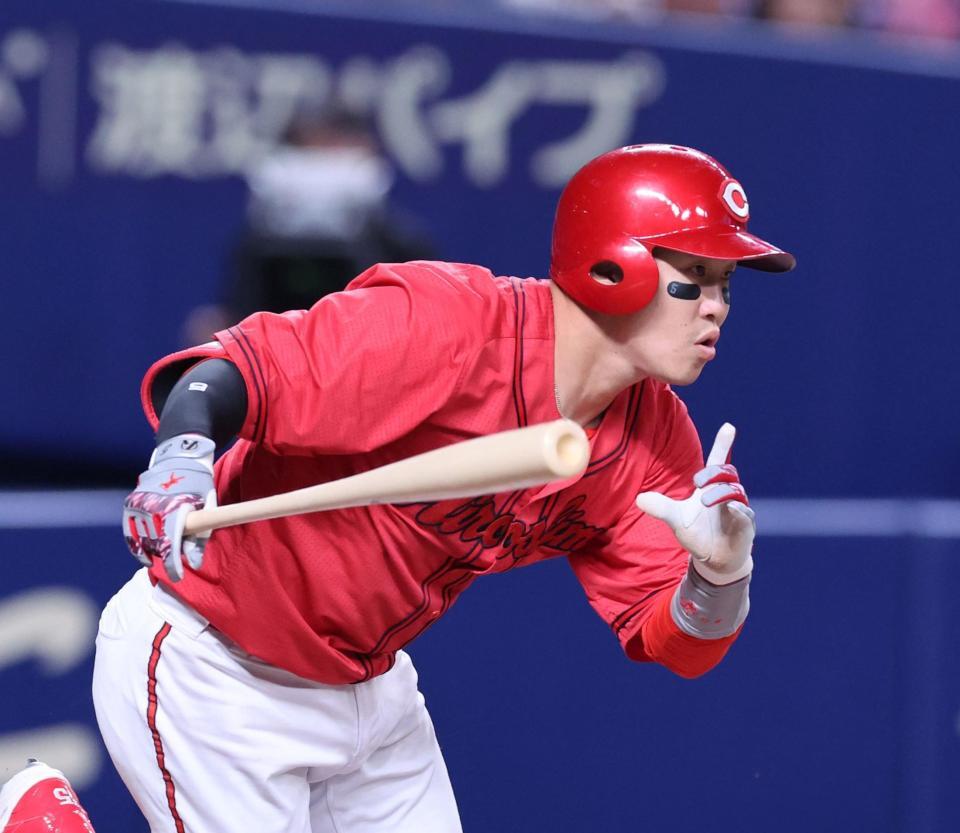 　８回、右前打を放つ小園（撮影・市尻達拡）