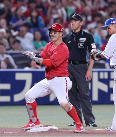 　６回、右中間への２点タイムリー三塁打を放ち、両手を合わせる小園（撮影・市尻達拡）