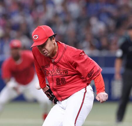 　３回、岡林が放った背中付近への打球にグラブを出す佐藤柳（撮影・市尻達拡）