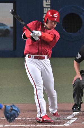 　３回、右前打を放つ佐藤柳