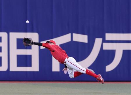 広島・大盛が飛んだ！スーパースレーでチーム救う　八回１死二、三塁で岡林の打球をダイビングキャッチ　場内からはどよめき