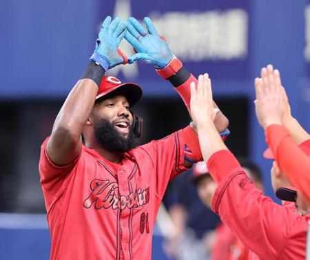 　４回、左越えソロを放ち、タッチを交わすファビアン（撮影・市尻達拡）