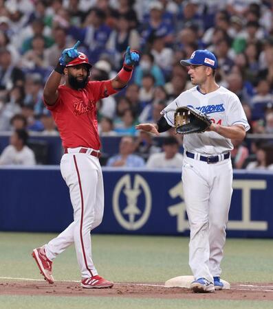 　６回、左前タイムリーを放ち、ベンチに向かって指をさすファビアン（撮影・市尻達拡）