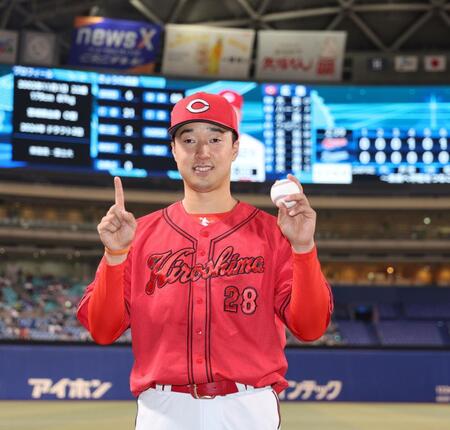 　プロ初登板初先発で初勝利を挙げ、記念撮影に応じる佐藤柳（撮影・市尻達拡）