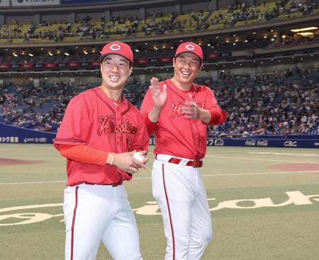 　プロ初勝利の記念撮影を終え、笑顔を見せる佐藤柳と新井監督（撮影・市尻達拡）