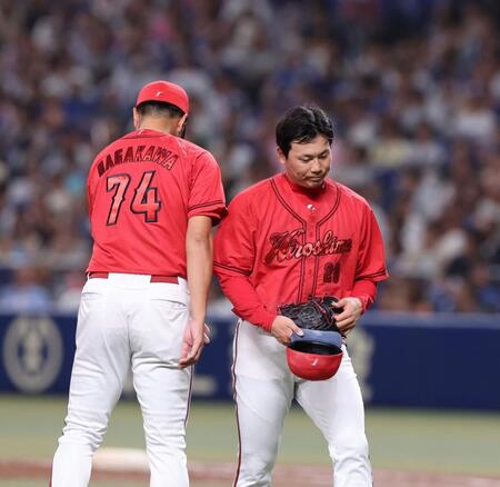 　８回途中、降板を告げられ、マウンドを降りる栗林（右）＝撮影・市尻達拡