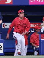 　６回の攻撃を終え、選手交代を告げる新井監督（撮影・市尻達拡）