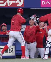 　６回、２点タイムリー三塁打を放った小園を出迎える新井監督（撮影・市尻達拡）