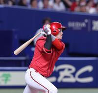 　６回、右中間への２点タイムリー三塁打を放つ小園（撮影・市尻達拡）